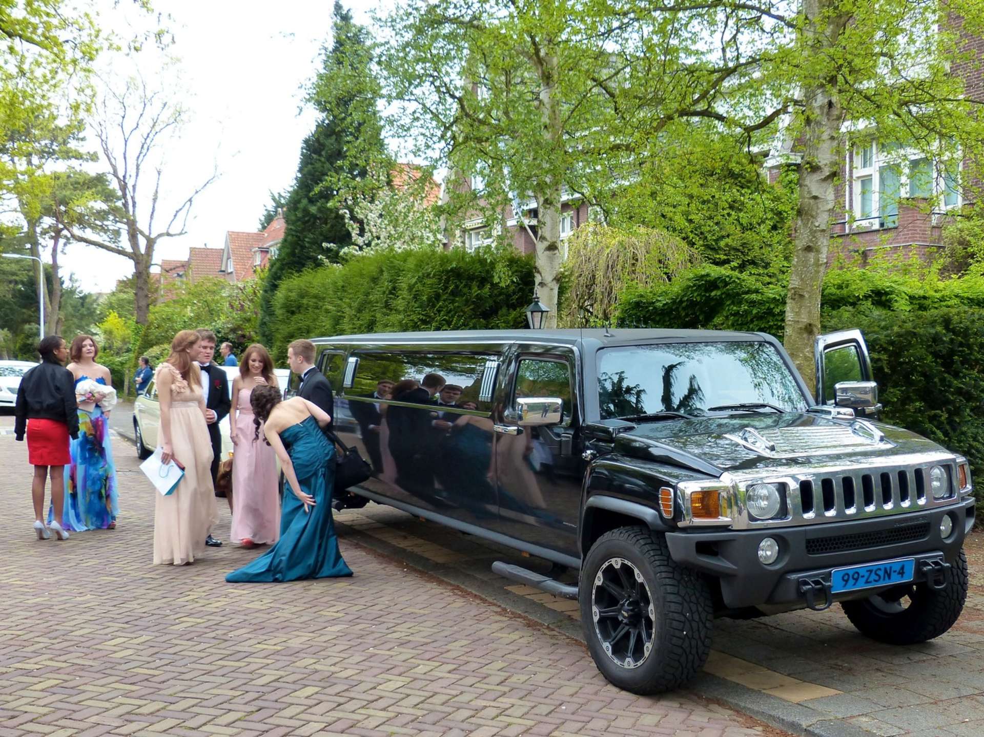 From Proms to Proposals: Special Occasion Limo Service – A Grand Journey