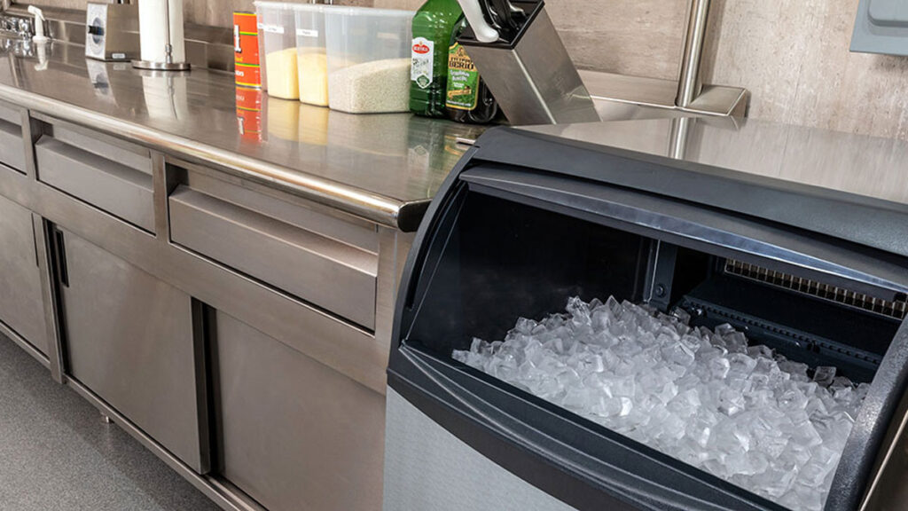 8 factors for choosing a commercial ice machine hero 1